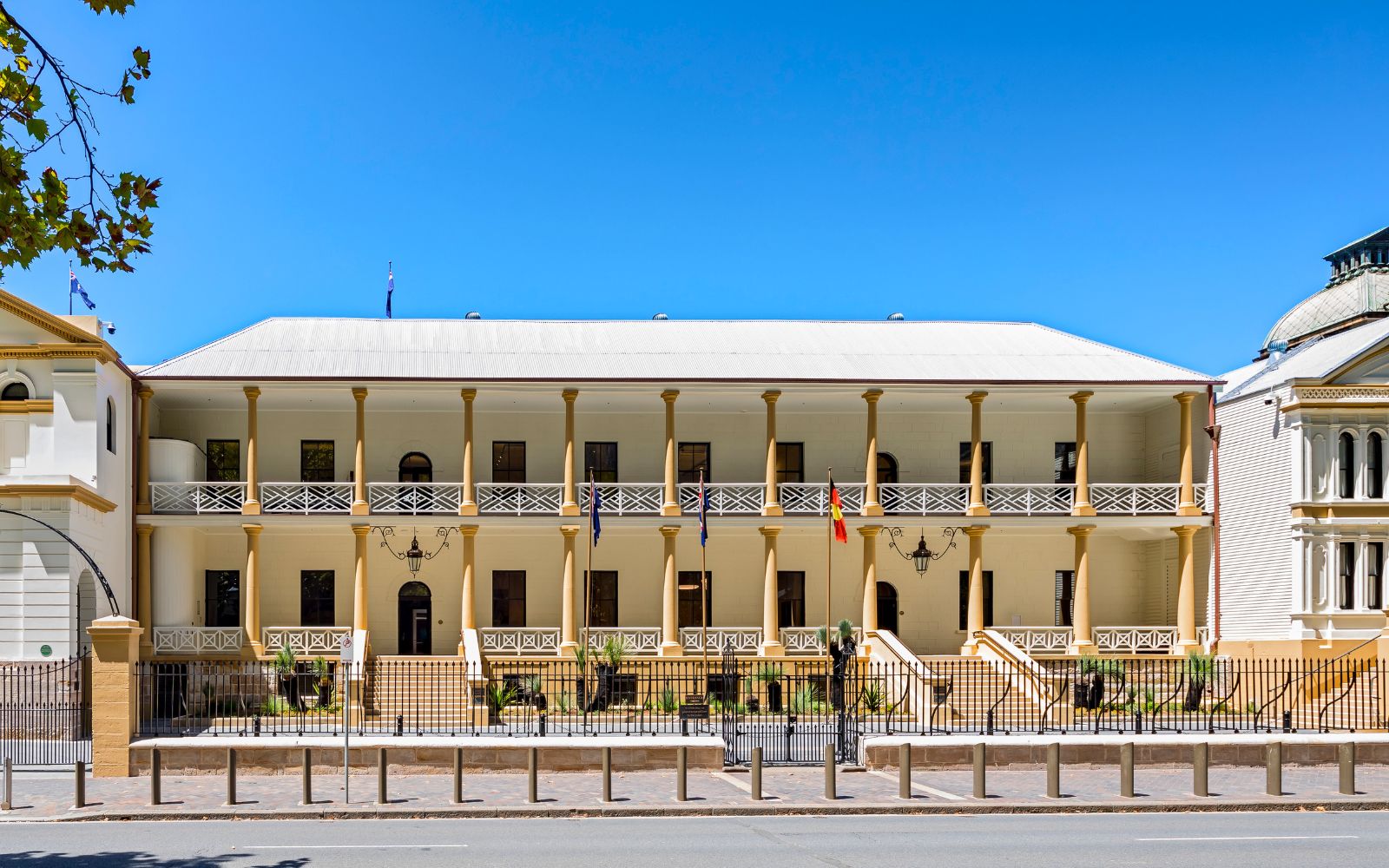 A photograph of the facade of the NSW Parliament.