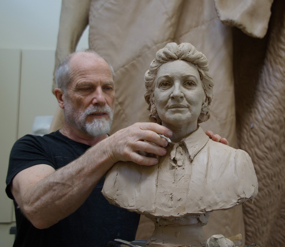 04. Sculptor Peter Schipperheyn working on the maquette.jpg